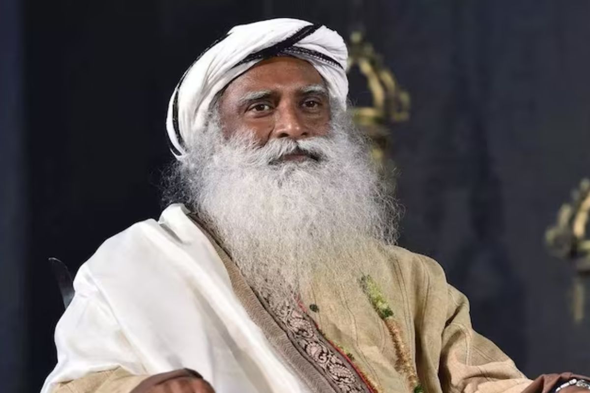 epanchjanya's tweet photo. "सेना या पुलिस को आश्रम में दाखिल होने की इजाजत नहीं दी जा सकती!"

ईशा फाउंडेशन के खिलाफ जांच पर सुप्रीम कोर्ट की रोक।

सुप्रीम कोर्ट ने कहा, तमिलनाडु पुलिस आगे एक्शन न ले।

मद्रास हाईकोर्ट ने 30 सितंबर को ईशा फाउंडेशन पर टिप्पणी की थी और अगले दिन 1 अक्टूबर को करीब 150 पुलिसकर्मी आश्रम में जांच करने पहुंचे थे।

सद्गुरु ने हाईकोर्ट के आदेश को सुप्रीम कोर्ट में चुनौती दी थी, जिस पर आज सुप्रीम कोर्ट ने अपना फैसला सुनाया।