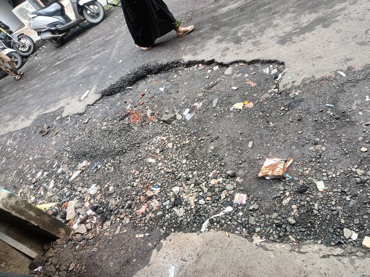 khanadvocate25's tweet photo. @Adani_Elec_Mum @mybmcWardME from last 3 month I and public suffering because of this digging road public get injured number of complaints to BMC and Adani but no solution 
BMC  complaint no 722966216
Adani complaint 130770824 https://t.co/sWqni1kpfN