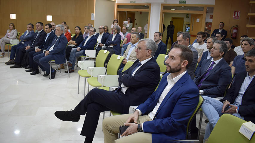uclm_es's tweet photo. La Universidad regional presenta en Albacete la Cátedra Perte-Chip UCLM sobre Diseño de Sistemas Microelectrónicos basados en Arquitecturas Abiertas (DMA2), junto con las empresas Grupo Oesía y Cojali
https://t.co/OkxXt1rgUe https://t.co/nKtSZJ8g2m