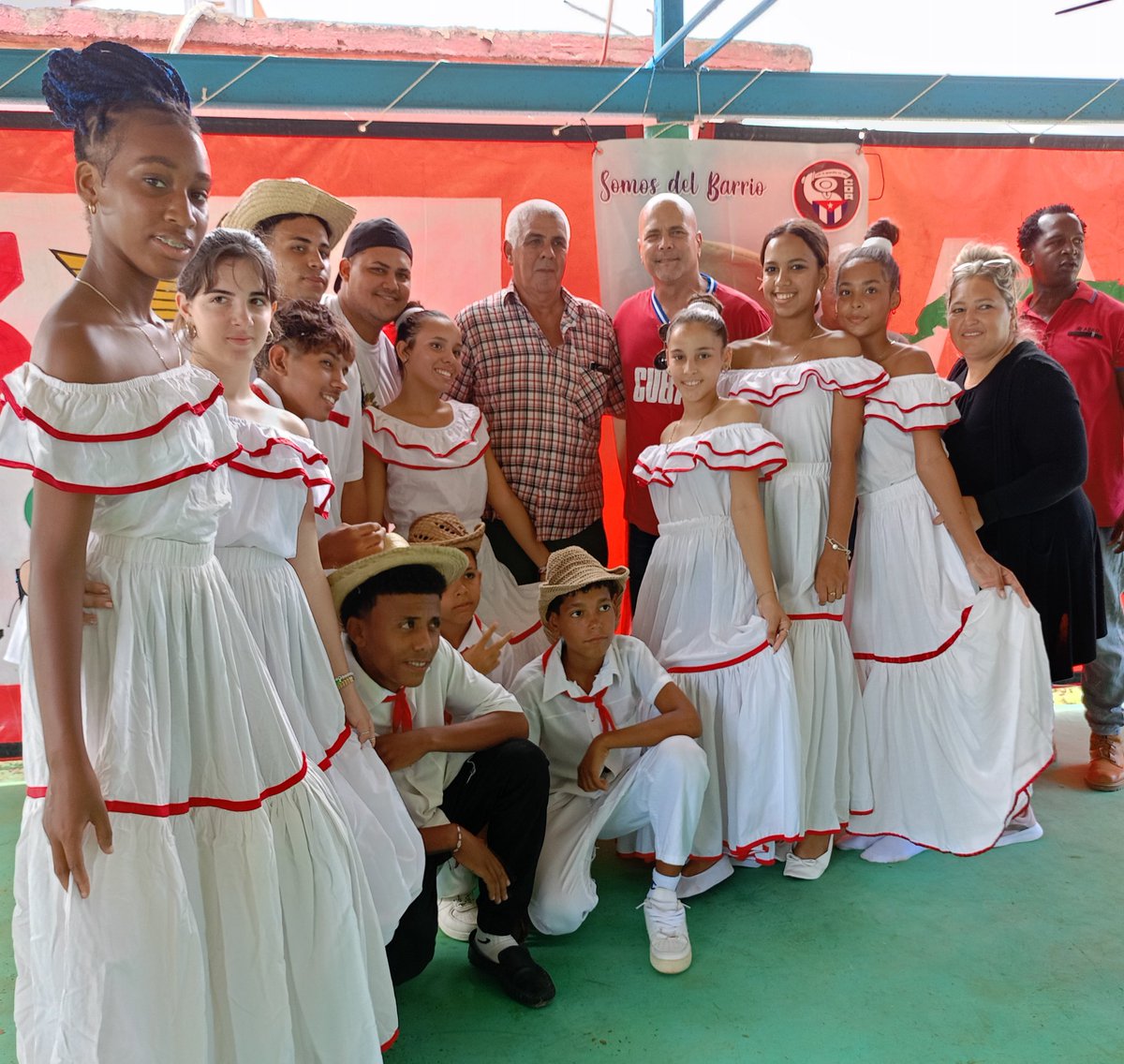 Recibe un muy merecido Premio del Barrio de los #CDRCuba la CPA "Amistad Cuba-México", de Alquízar, en manos de su presidente Fernando Ravelo Jaime. Se reconoce la labor social y el aporte a la comunidad de esta cooperativa. #Cuba #SomosDelBarrio