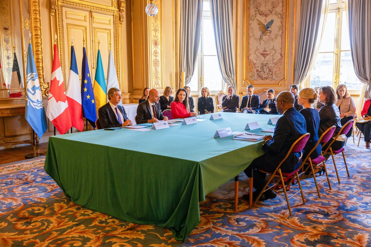 Jean-Noël Barrot (@jnbarrot) on Twitter photo Avec <a href="/melaniejoly/">Mélanie Joly</a>, nos pays sont engagés pour le retour en Ukraine des enfants ukrainiens déportés.
La France renforce aussi aujourd’hui son aide aux enfants via l’ONU et des ONG, en soutenant la construction d’abris et de lieux d’accueil à Kharkiv et Dnipro.
🇫🇷🇨🇦🇺🇳🤝🇺🇦 Avec <a href="/melaniejoly/">Mélanie Joly</a>, nos pays sont engagés pour le retour en Ukraine des enfants ukrainiens déportés.
La France renforce aussi aujourd’hui son aide aux enfants via l’ONU et des ONG, en soutenant la construction d’abris et de lieux d’accueil à Kharkiv et Dnipro.
🇫🇷🇨🇦🇺🇳🤝🇺🇦