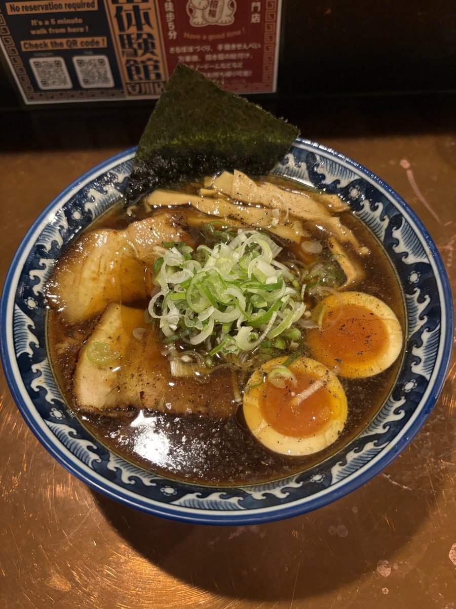 yokesu01's tweet photo. 飛騨高山へ出張中。
高山ラーメンを食べまくる7日目
中華そば麺屋しらかわさん。毎日オープン前から行列の出来るお店。スタッフさんが外国人客の写真を撮ってあげたり一生懸命英語で接客されていたのが印象的でした。味はもちろん接客も素晴らしいお店でした。#高山ラーメン https://t.co/BtOaWhQrLv