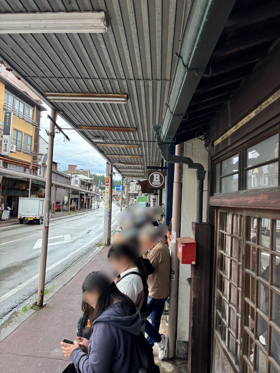 yokesu01's tweet photo. 飛騨高山へ出張中。
高山ラーメンを食べまくる7日目
中華そば麺屋しらかわさん。毎日オープン前から行列の出来るお店。スタッフさんが外国人客の写真を撮ってあげたり一生懸命英語で接客されていたのが印象的でした。味はもちろん接客も素晴らしいお店でした。#高山ラーメン https://t.co/BtOaWhQrLv