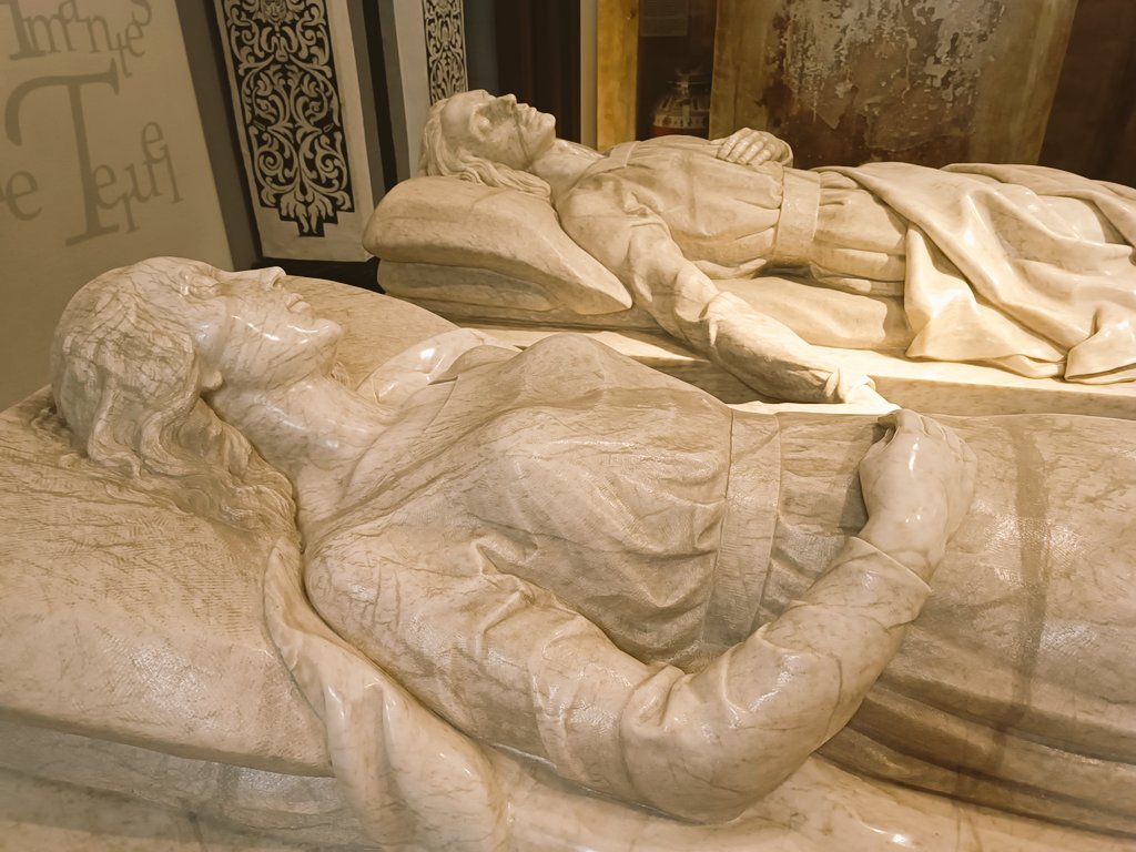 mapaymochila_'s tweet photo. Para sumergirnos en la historia de La Partida de Diego empezamos por el Mausoleo de los Amantes, precisamente donde reposan los protagonistas de esta historia en un excepcional sepulcro de alabastro. Siempre juntos, pero eternamente separados 😥 #TeruelCiudaddelAmor https://t.co/sPJxHwie3r
