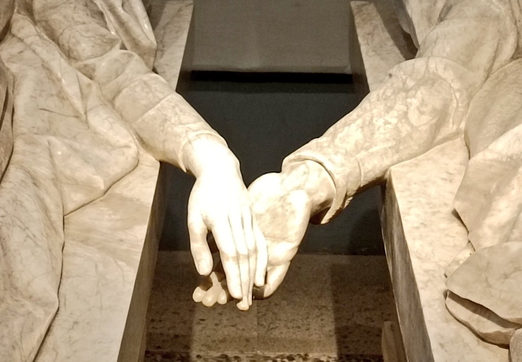 mapaymochila_'s tweet photo. Para sumergirnos en la historia de La Partida de Diego empezamos por el Mausoleo de los Amantes, precisamente donde reposan los protagonistas de esta historia en un excepcional sepulcro de alabastro. Siempre juntos, pero eternamente separados 😥 #TeruelCiudaddelAmor https://t.co/sPJxHwie3r