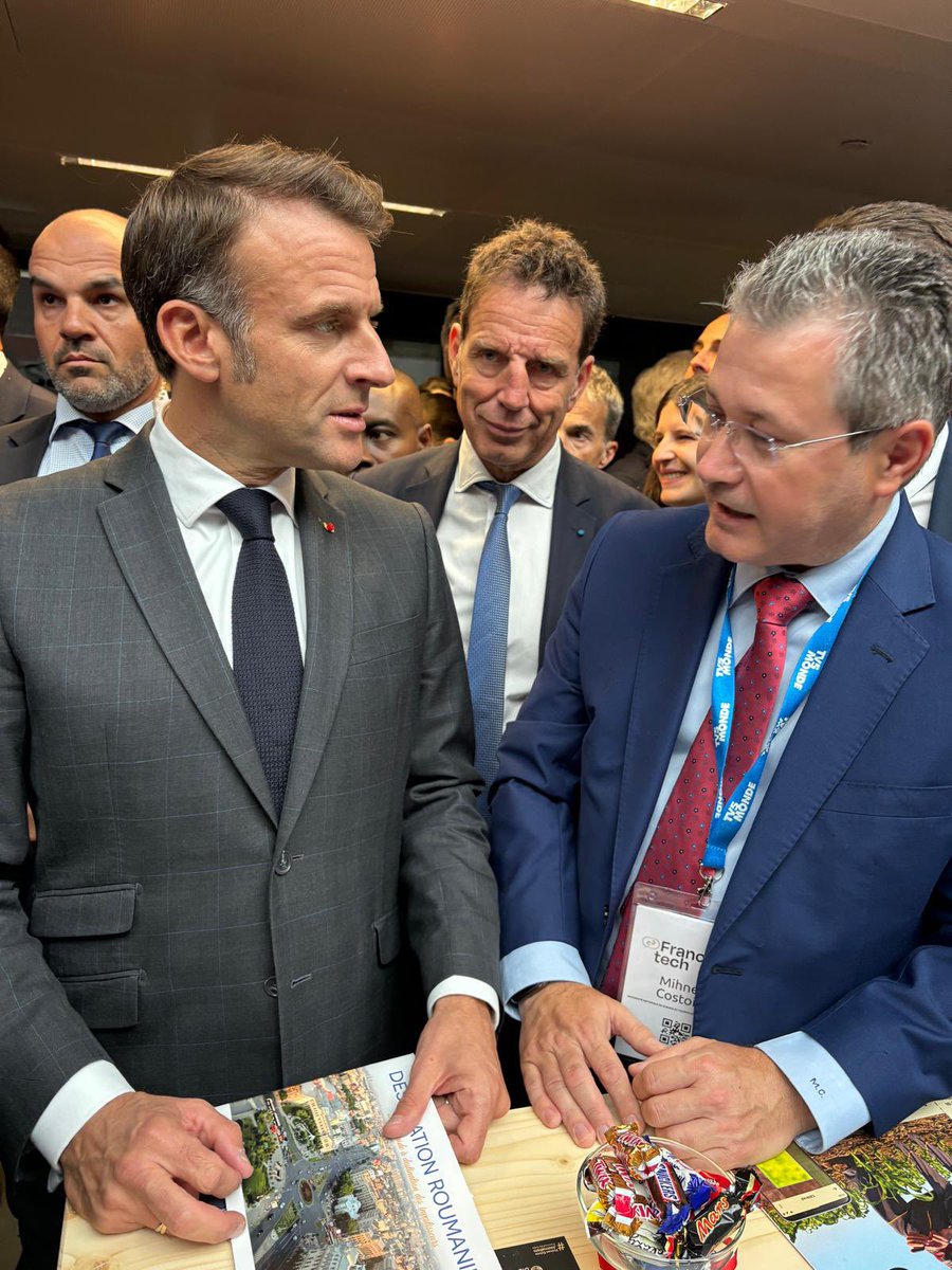 În marja #SommetdelaFrancophonie, preşedintele 🇫🇷 Emmanuel Macron a vizitat standul "Roumanie - Rejoignez l’innovation" de la #FrancoTech, unde au fost prezentate inovațiile 🇷🇴 din domeniile I.A., agri-tech și tehnologia informației.