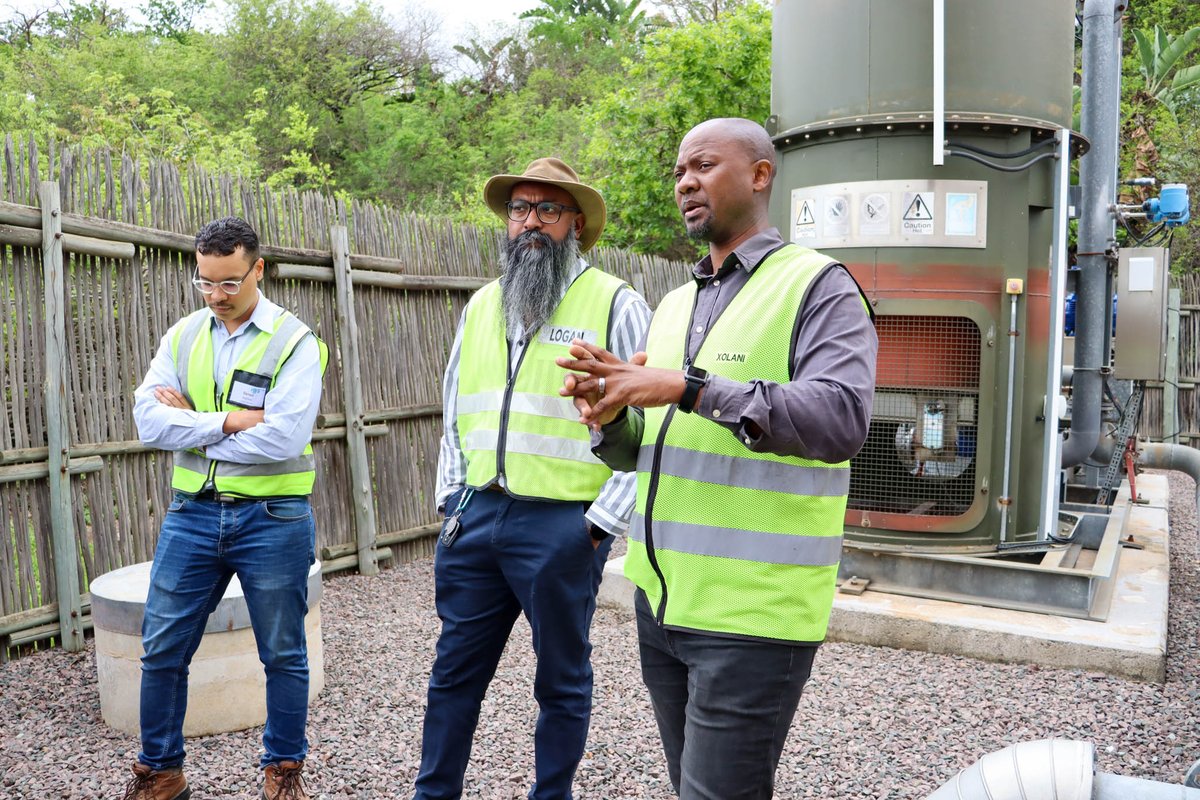 eThekwiniM's tweet photo. They also visited the Botanic Gardens where organic waste from the market is being composted. This initiative reduces the amount of waste dumped at the landfill sites and reduces the quantity of methane that would have been released during the breakdown of organic waste, https://t.co/AAQO9vrio6