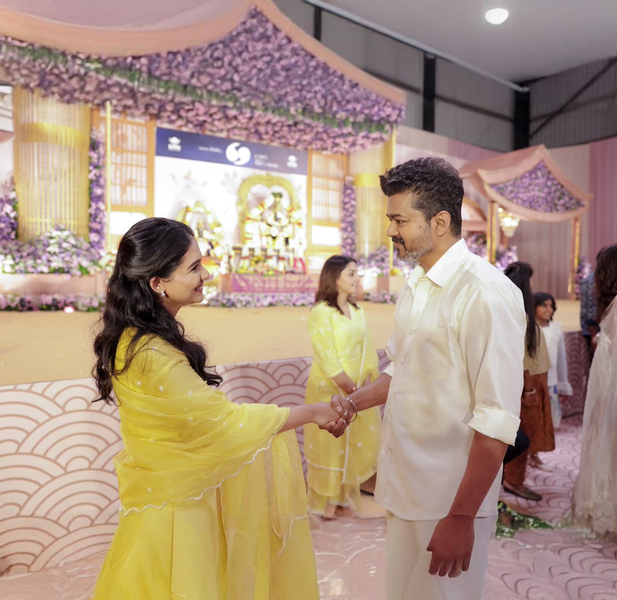 MYTVKAPP's tweet photo. A Moment ❤️🥺 @actorvijay 
#Thalapathy69 #Thalapathy69Pooja https://t.co/6wTo4THXU3