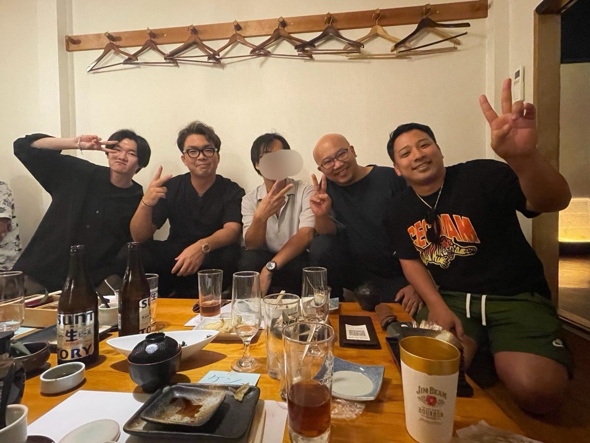 LPKen161's tweet photo. 静岡〜兵庫〜新神戸〜岡山〜香川。
この1週間で行った場所だ。

各地の受講生に、会いに行く旅。

俺にデザインを教えてくれた師匠に、ウチの自慢の受講生たちを引き合わせる旅。

本当にやって良かった。
受講生1日密着ドキュメンタリー撮影もできたので、これも良かった。

仲間がいる。
全国にいる。
俺たちは、繋がっている。

これだけで、俺たちは幸せに向かっていける。俺がやってることは、間違いじゃない。

そう確信できた、1週間の旅でした。

俺の講座を支えてくれているコアメンバーを、ウチの師匠に紹介できて、一緒に写真とれて本当良かったな。

まだまだ、ここから。
みんな、頼むぜ。