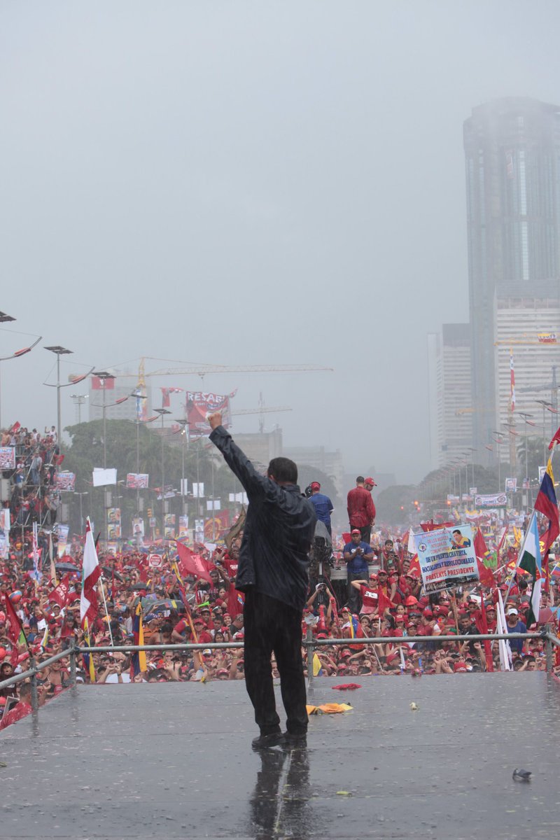Imposible no recordar uno de los días más importantes e impresionantes de Hugo Chávez. El 4 de octubre es de esos días que uno recuerda todo con detalle: las personas, el ambiente, la sensación del momento.

Sin duda alguna, el que estuvo en la Avenida Bolívar ese día sabe de lo