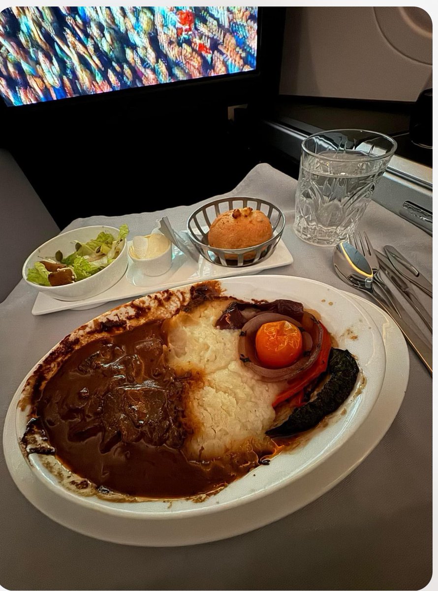 MistressVic45's tweet photo. @British_Airways how is this acceptable , disgusting presentation and like dog food https://t.co/ROeEPw0hc4