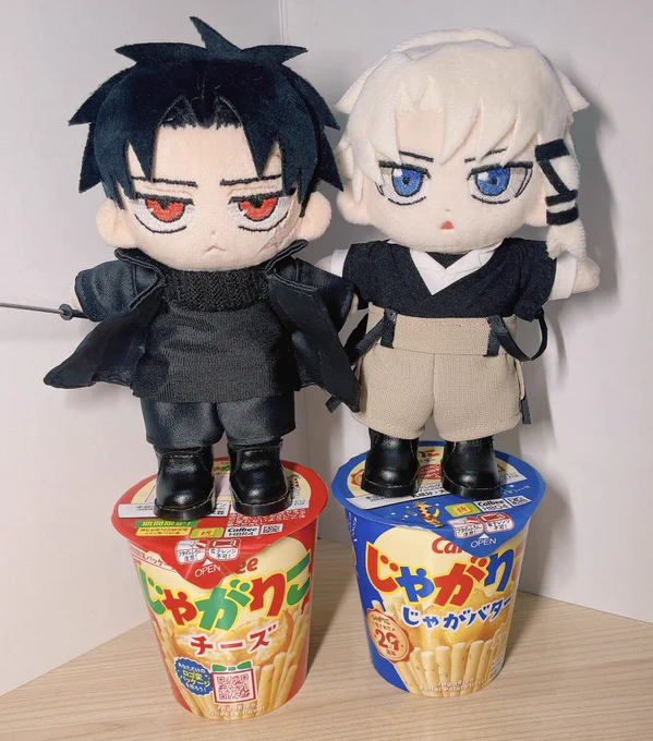 カグラバチ4巻発売おめでとうございます 表紙があまりにも良すぎる!!!!!ポストカードも無事ゲットできてよかった〜 #カグラバチ 