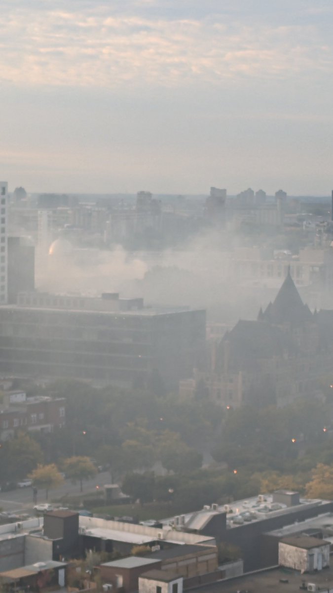 Sharpentier1's tweet image. Si tu travailles au centre-ville et tu demandes pourquoi ça sent si fort...
L&apos;odeur et les particules viennent de là. 

Le feu est &quot;poigné&quot;St-Denis - Notre-Dame