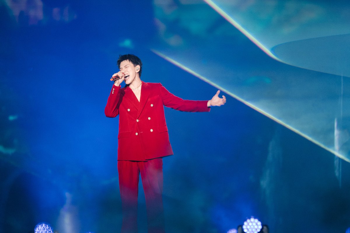 startalkent's tweet photo. ยิ่งใหญ่! “เป๊ก-ต้าห์อู๋” นำทีมทัพศิลปินดารา ร่วมเปิดโฉมความอลังการ “IDEA LIVE” พร้อมรองรับกิจกรรมความบันเทิงระดับโลก
#PeckPaLitChoke️ #DAOU
#OHMLENG #PERSES_TH
#IDEALIVEGrandOpenHouse
#IDEALIVE
จัดงานขึ้นอย่างยิ่งใหญ่ เหล่าคนดัง และเซเลบริตี้ร่วมงานคับคั่ง บริษัท ซูเปอร์เฟซ (ประเทศไทย) จำกัด จัดงาน “GRAND OPEN HOUSE OF IDEA LIVE” เปิดตัว “IDEA LIVE” เมื่อวันที่ 30 กันยายน 2567 เป็นอีกหนึ่งปรากฏการณ์ครั้งสำคัญแห่งอุตสาหกรรมเอ็นเตอร์เทนเม้นท์ ระดับเวิลด์คลาส พร้อมเปิดตัวไลฟ์ฮอลล์ คอนเสิร์ต แห่งใหม่ของกรุงเทพฯ ภายใต้คอนเซปต์ “ปลุกพลังความคิดสร้างสรรค์ที่ ไอเดียไลฟ์” สัมผัสประสบการณ์ความบันเทิงแห่งใหม่แห่งภูมิภาคเอเชียตะวันออกเฉียงใต้
ภายในงานมีทัพศิลปินดาราตบเท้าเข้าร่วมฉลองความยิ่งใหญ่ อาทิ “ออฟโรด - กันตภณ, ไดร์ม่อน - ณรกร, จิมมี่ - จิตรพล, ซี - ทวินันท์, เกรท - สพล, ดัง - ณัฎฐ์ฐชัย, ภณ - ธนภณ, นัท - ศุภณัฐ, เบนซ์ - อัทธ์ธนิน, มอส - ภาณุวัฒน์, แบงค์ – มณฑป” และ 3 หนุ่มจากวง 4MIX - แม็กก้า, โฟล์คซอง” และ “จอร์จ” รวมไปถึงมินิคอนเสิร์ตสุดมันจาก “เป๊ก-ผลิตโชค , ต้าห์อู๋ - พิทยา, โอม - ภวัต, เล้ง - ธนพล, ATLAS, PERSES, PRETZELLE, BAMM, MXFRUIT, ZOLAR และ PROJECT M.O.N.” และเซอร์ไพรส์พิเศษจากวง “Fellow Fellow” ในเพลง ‘ดาวหางฮัลเลย์’ และ ‘ไม่เปลี่ยนเลย’ ประกอบการเนรมิตฉากงานแต่งงาน เพื่อตอกย้ำว่าสถานที่แห่งนี้พร้อมสำหรับจัดงาน จัดกิจกรรมต่างๆ อย่างครบครัน
📍 https://t.co/Gj9qooIX9N