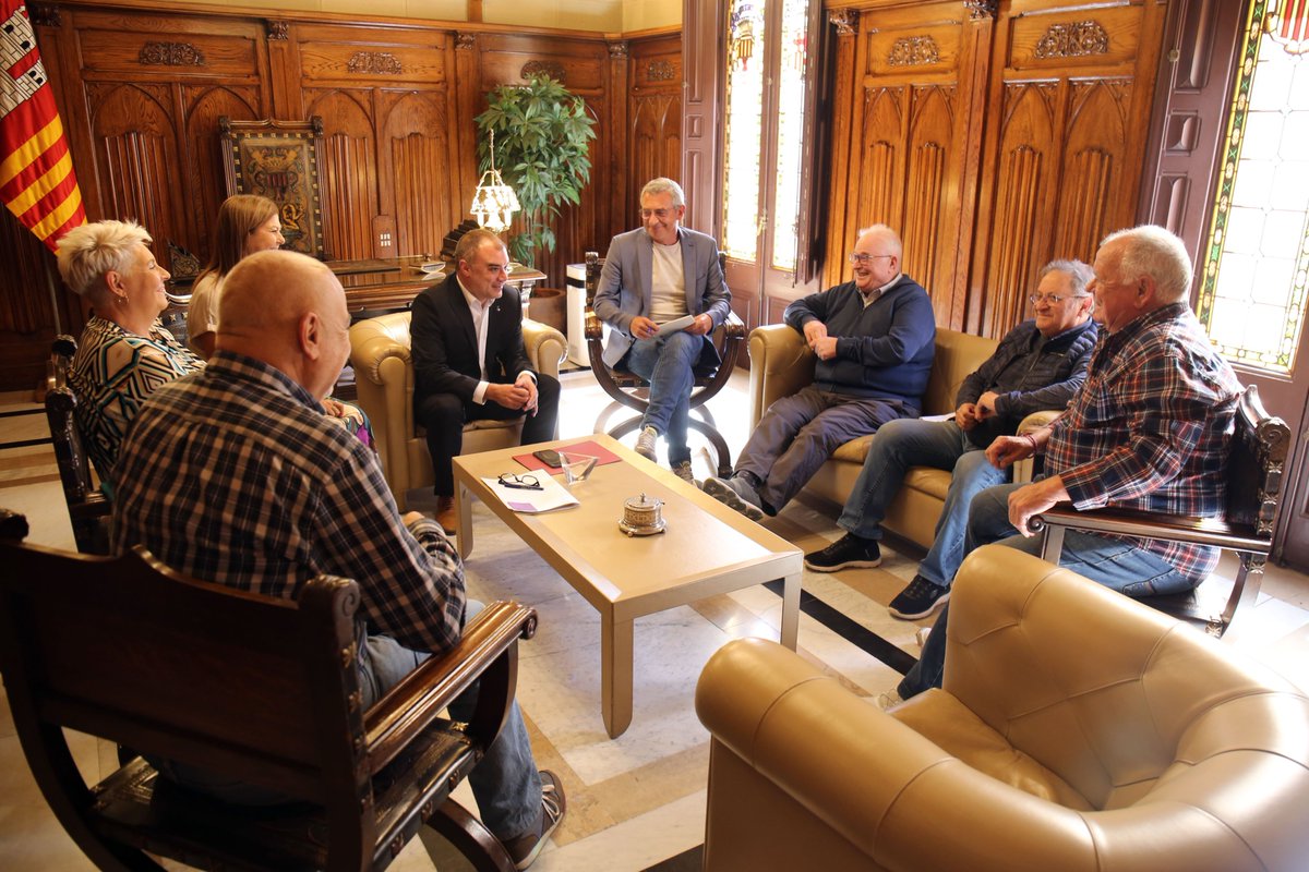 👥L’alcalde de #Terrassa, <a href="/jordi_ballart/">Jordi Ballart Pastor</a>, el tinent d'alcalde, <a href="/joan_salvador1/">Joan Salvador</a> i la regidora Montserrat Alba, s’han reunit avui amb la Junta de l’Associació de Trabucaires Bandolers de Terrassa per conèixer els actes del 10è aniversari de l’entitat. 🎉
#Terrassa #CulturaPopular👥