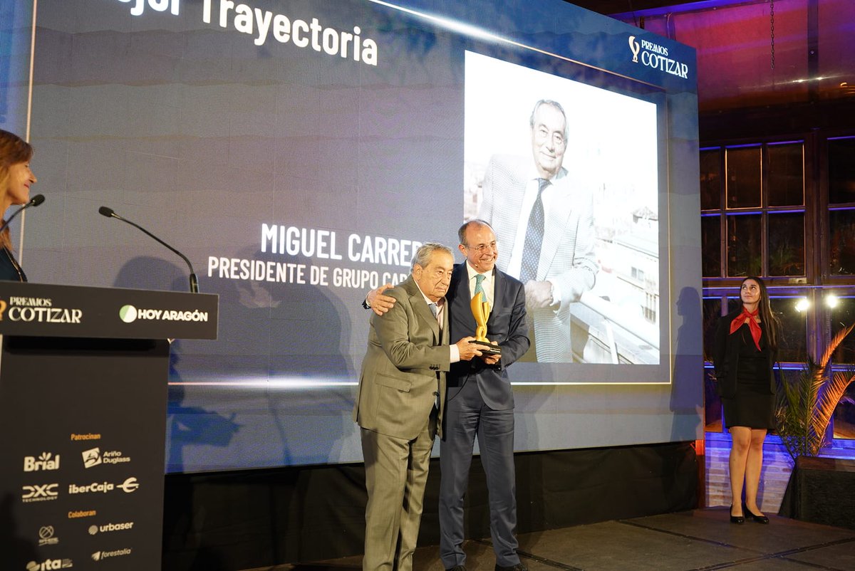 CarrerasGL's tweet photo. Miguel Carreras, presidente de Grupo Carreras, ha sido premiado como 'Mejor Trayectoria' en la Gala Cotizar de @hoy_aragon

Recibió el premio por parte de Antonio Lacoma, Director territorial de Ibercaja

¡Enhorabuena a todos los premiados y gracias a HOY ARAGÓN y @SierraAlvaro https://t.co/Zn8rz8c1Gq
