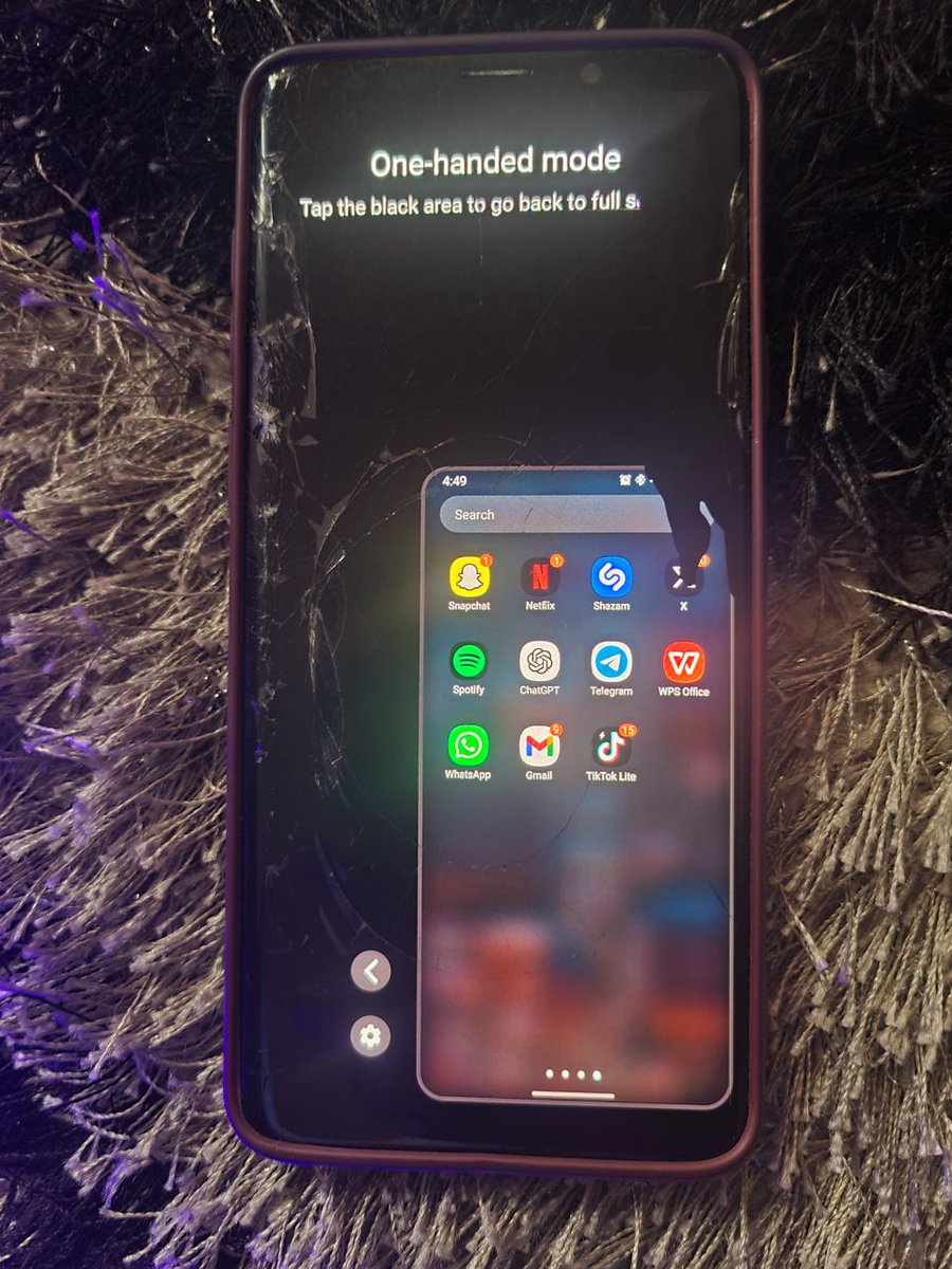 musa7646's tweet photo. @SamsungMobile definitely deserves all the credit and more for making this one-handed mode feature 🙌
My phone got crushed but  I can still navigate uninterrupted https://t.co/M85wyp1wW9