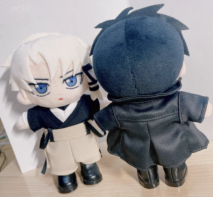 チヒ&amp;伯ぬい4巻間に合わせた!伯理くんのズボン失敗したから後でまた作り直します…チヒロくんのコートの後ろ側の出来が地味に良いので見てくれるか…侍の後ろ姿ってやつをよ… 