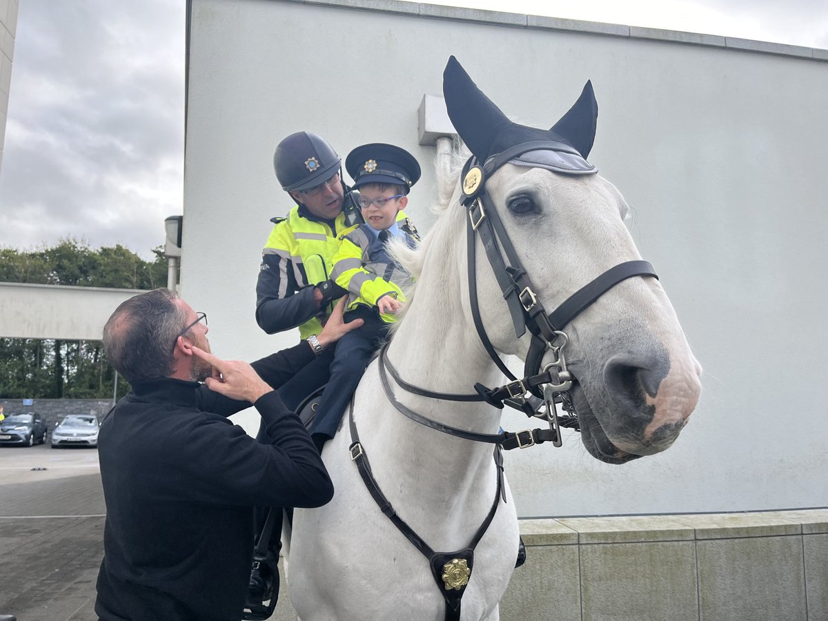 TeresaMannion's tweet image. Gardaí in Galway give Little Blue Heroes with life impacting illnesses a very special day out ⁦@rtenews⁩ ⁦⁦@gardainfo⁩ @GardaPress⁩ #LittleBlueHeroes