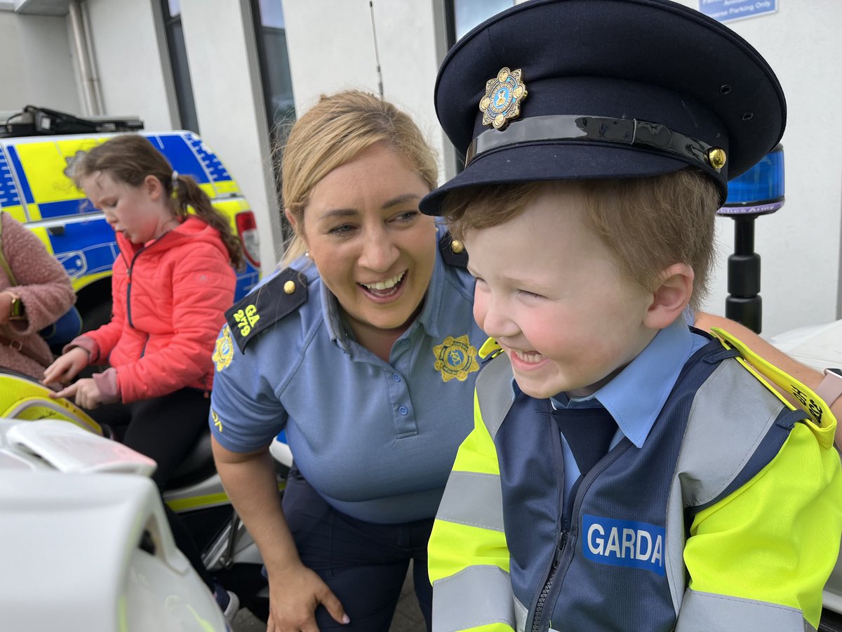 TeresaMannion's tweet image. Gardaí in Galway give Little Blue Heroes with life impacting illnesses a very special day out ⁦@rtenews⁩ ⁦⁦@gardainfo⁩ @GardaPress⁩ #LittleBlueHeroes