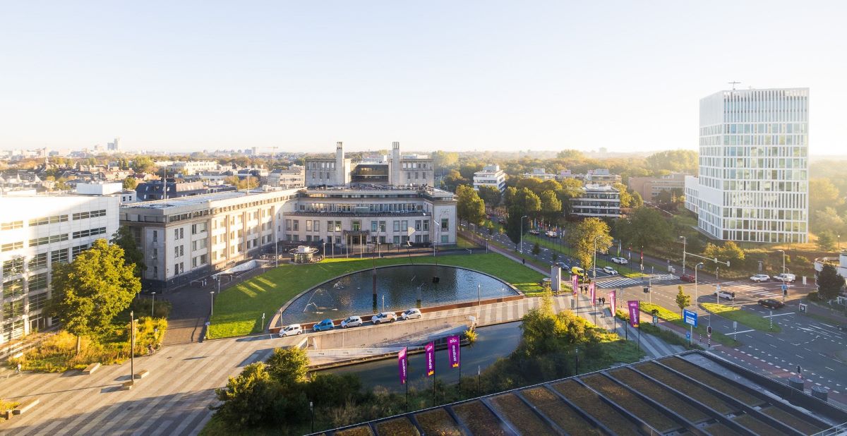 Kijk hoe mooi Den Haag erbij ligt vanuit het World Forum vandaag. Vooral met die #KNB-vlaggen voor de deur... Het KNB-congres Experience the future is in volle gang! knb.nl/notariaat-maga…