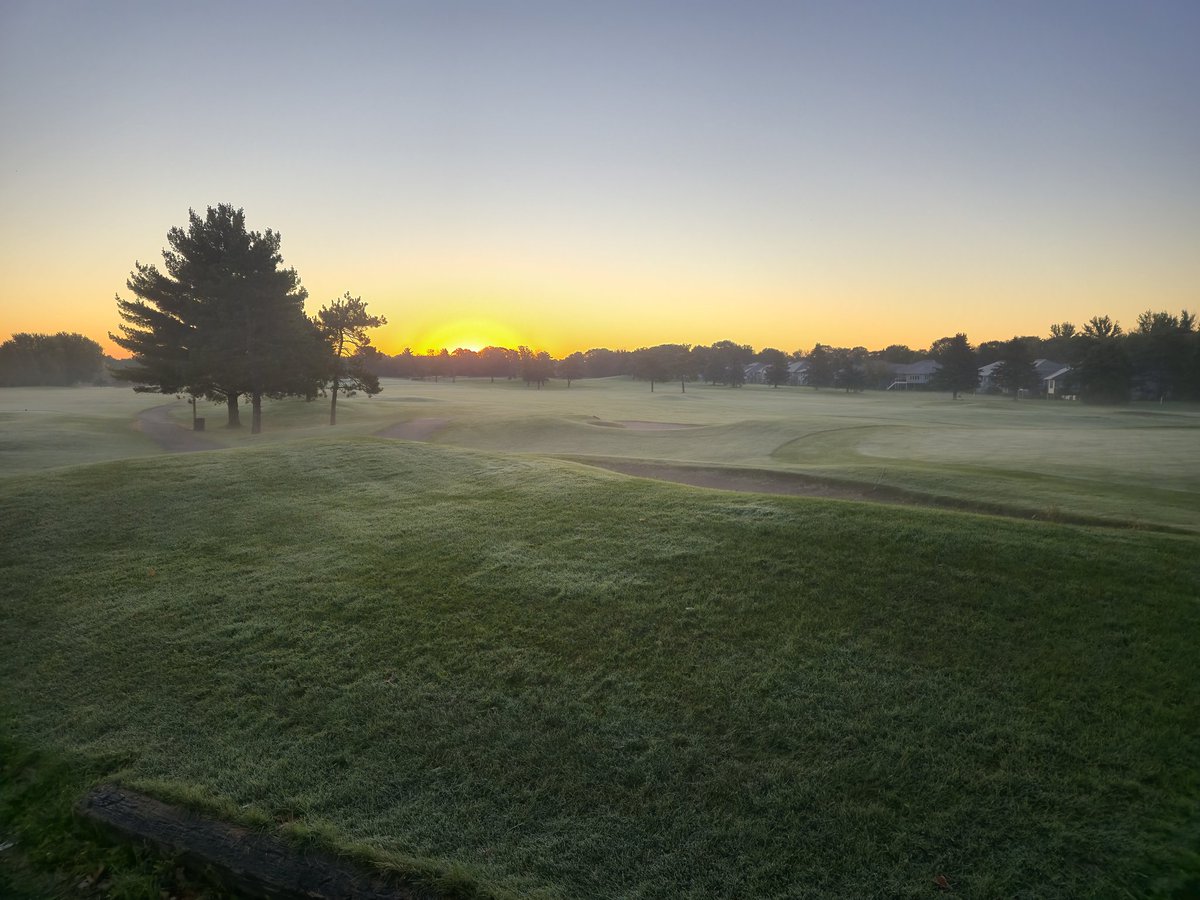 ajlturf's tweet photo. First frost delay of the Fall here at Majestic Oaks @majesticoaksgc https://t.co/gD01QRCg7c