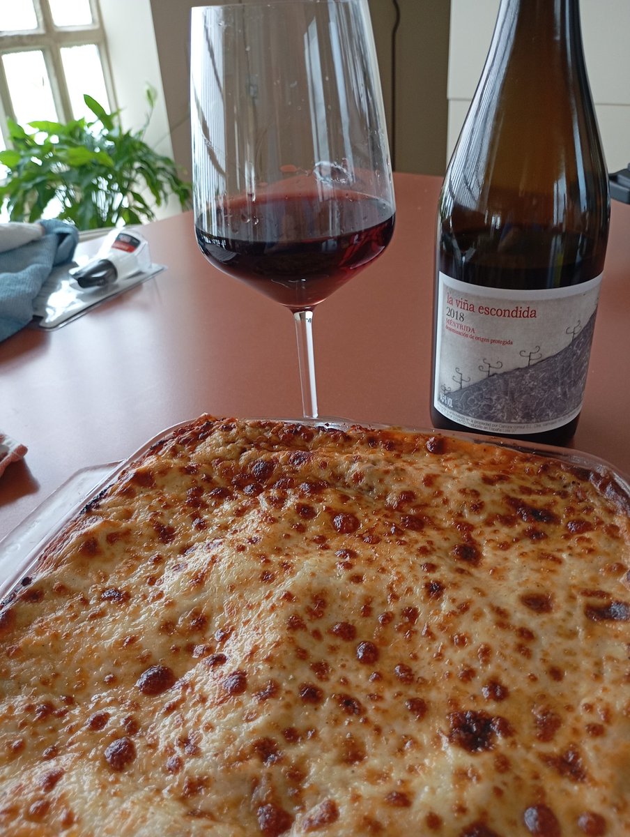 My wife, Carmen, today cooked her first lasagna in a long time! This deserved a special wine. Silky 2018 La Viña Escondida, old-vines garnacha from granite soil, Gredos mountains. By our friends Belarmino and Alberto Fernández. Taste at Asturianos, their great 'tasca' in Madrid!