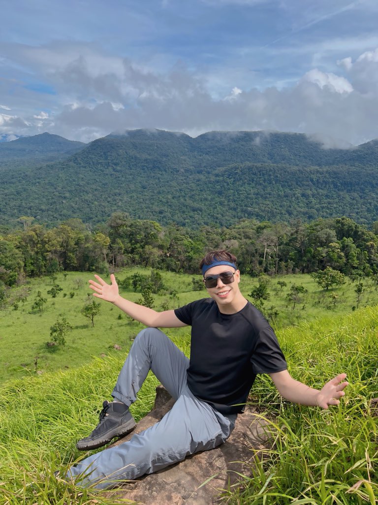 sokbaraby's tweet photo. នឹកព្រៃ នឹកភ្នំ 💚💚💚

នៅលើពិភពលោកដ៏ធំមួយនេះ យើងអាចជ្រើសធ្វើអ្វីក៏បាន សូមជ្រើសធ្វើអំពើល្អណា៎។

In a world where you can be anything, be kind.

#sokbaraby #baraby #knangpshar #mountain #cambodia https://t.co/evxE1zyJs3