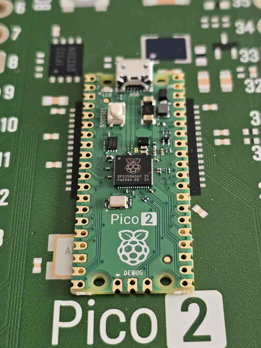 Arrivée de plusieurs <a href="/Raspberry_Pi/">Raspberry Pi</a>  #PICO 2 avec #RP2350. J'ai également reçu le PICO 2 Jumbo de <a href="/pimoroni/">pimoroni</a> : un Pico géant mais fonctionnel (il y a un Pico 2 soudé dessous) qui permettra de montrer le fonctionnement de la carte à plusieurs personnes simultanément.