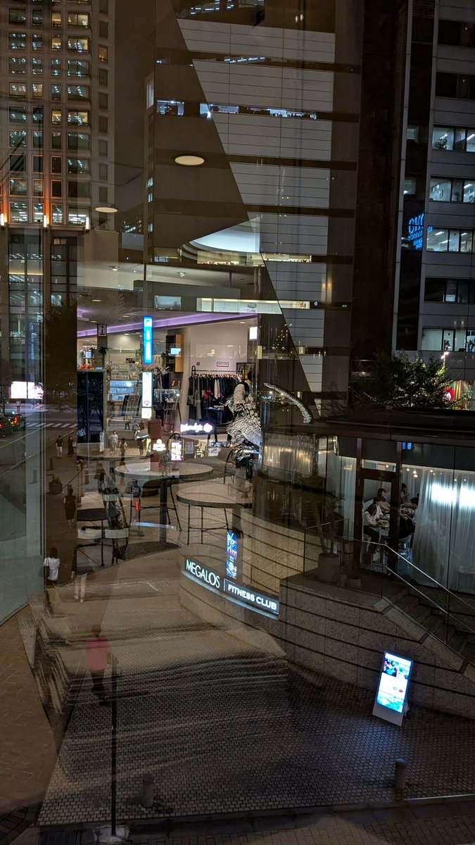 JapanesePhotos_'s tweet image. #urbanreflection #citylights #nightlifevibes #cityarchitecture #glassreflection #downtownviews #cityscapephotography #moderncity #urbanlayers #nightscenes #citystreets #reflectiveart #cityenergy #innercitylife #urbanmotion #architecturelovers #nightphotography