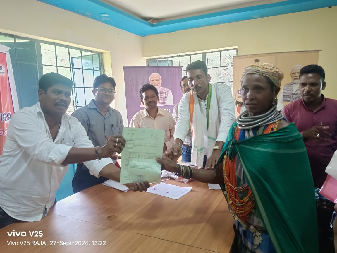 Itdamkn92's tweet photo. Distribution of Pattas under PMJANMAN program https://t.co/6BqubABUz5