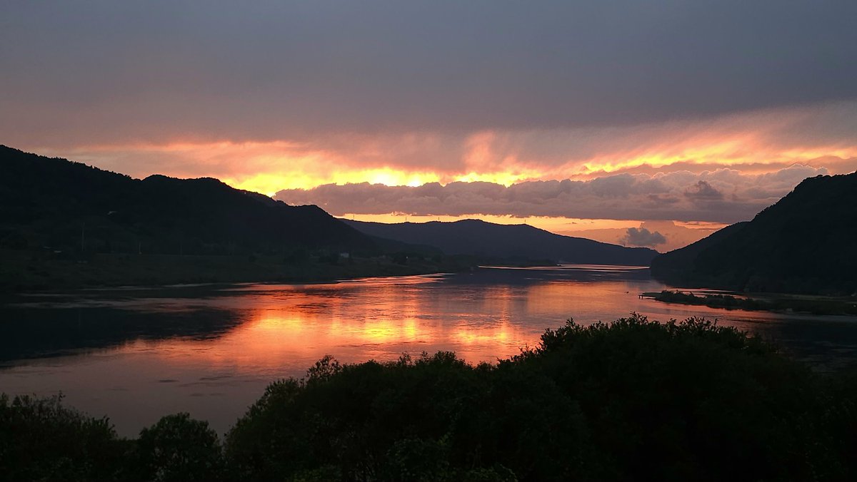 bottomlineplay's tweet image. 요즘 하늘이 혼자보기 아까워서.
남한강과 섬강즈음이라는데.

#남한강 #섬강 #노을