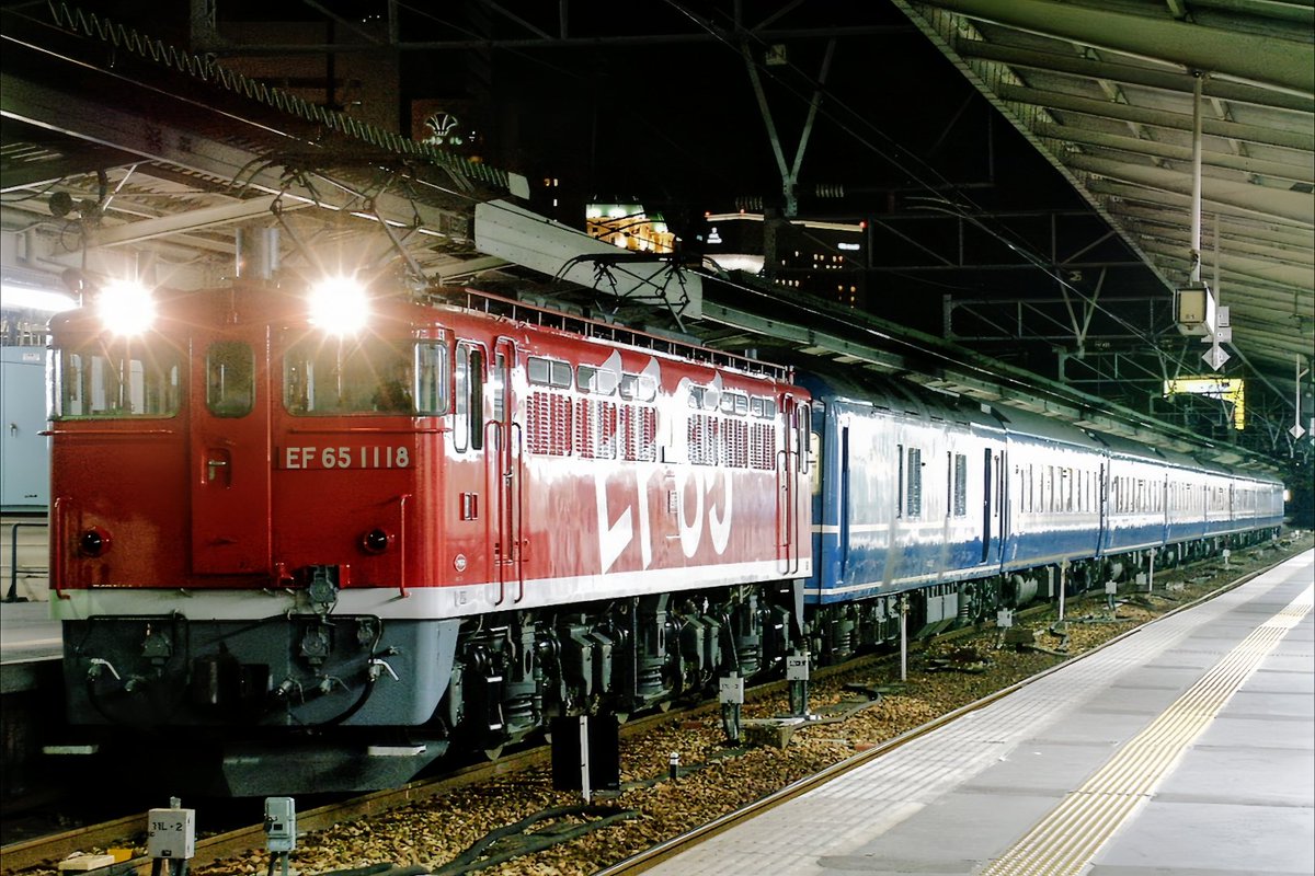 大阪駅10番ホームに停車中の急行「銀河」です。たまにEF65 1118が牽引する事もあり、その際は11番ホームが大激パになっておりました(^^;
やはり夜の大阪駅とブルートレインの組み合わせは雰囲気があっていいですね。