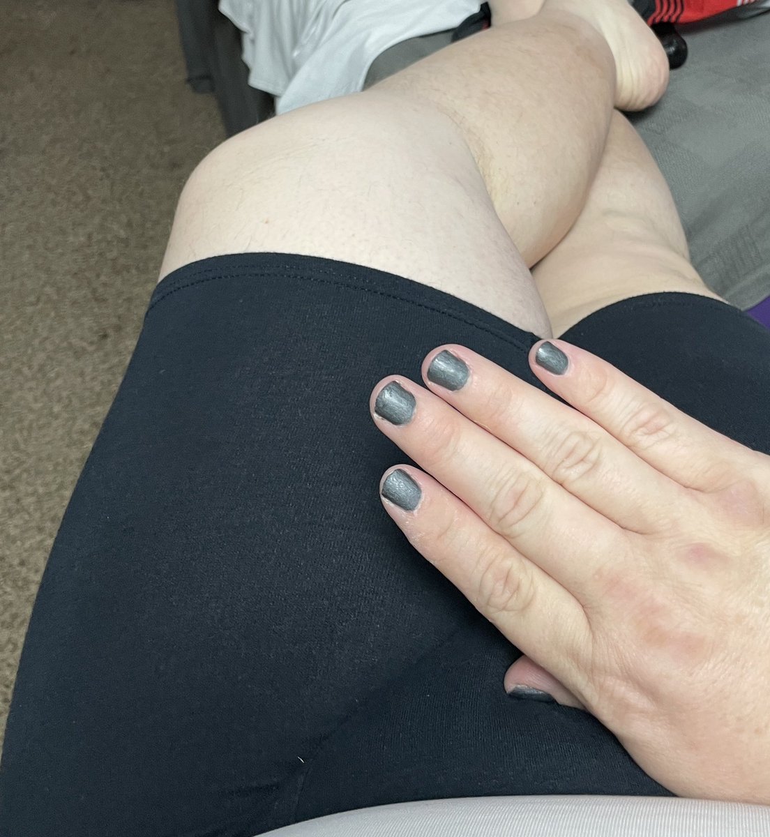 randomguywes's tweet image. Painted my nails. They came out well.