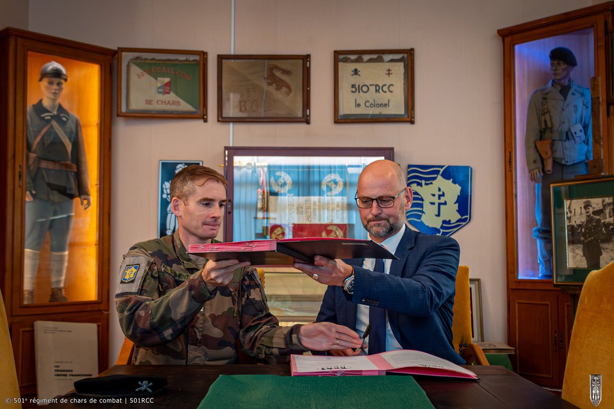 Le 501e RCC signe un partenariat avec #RENKFrance dans le cadre du programme #PROMILES ! Ensemble, nous renforçons la #CohésionNationale et soutenons les forces armées 📷. RENK, expert en transmissions et powerpacks (moteur + transmission) est un acteur clé pour le char #Leclerc.