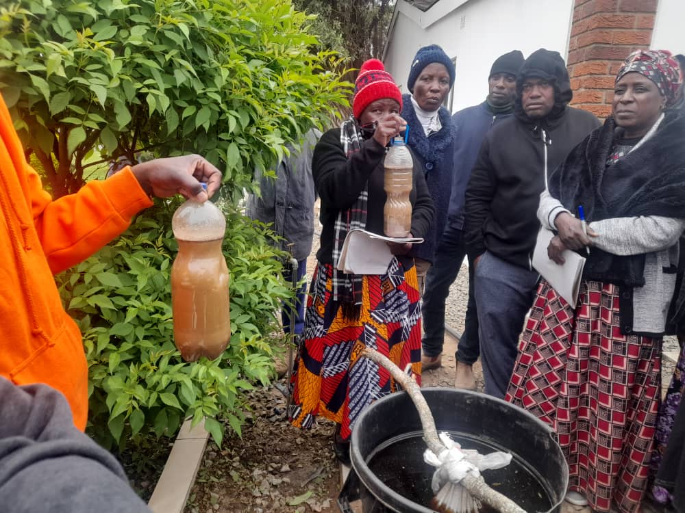 Wrapping up our Training of Trainers in Hwedza, we examined sandy vs clay soils, highlighting their fertility and water holding capacity. We also showcased liquid manure—a highlight from our Hwedza Climate Change Adapted Manual! We’re cultivating knowledge for agroecology.