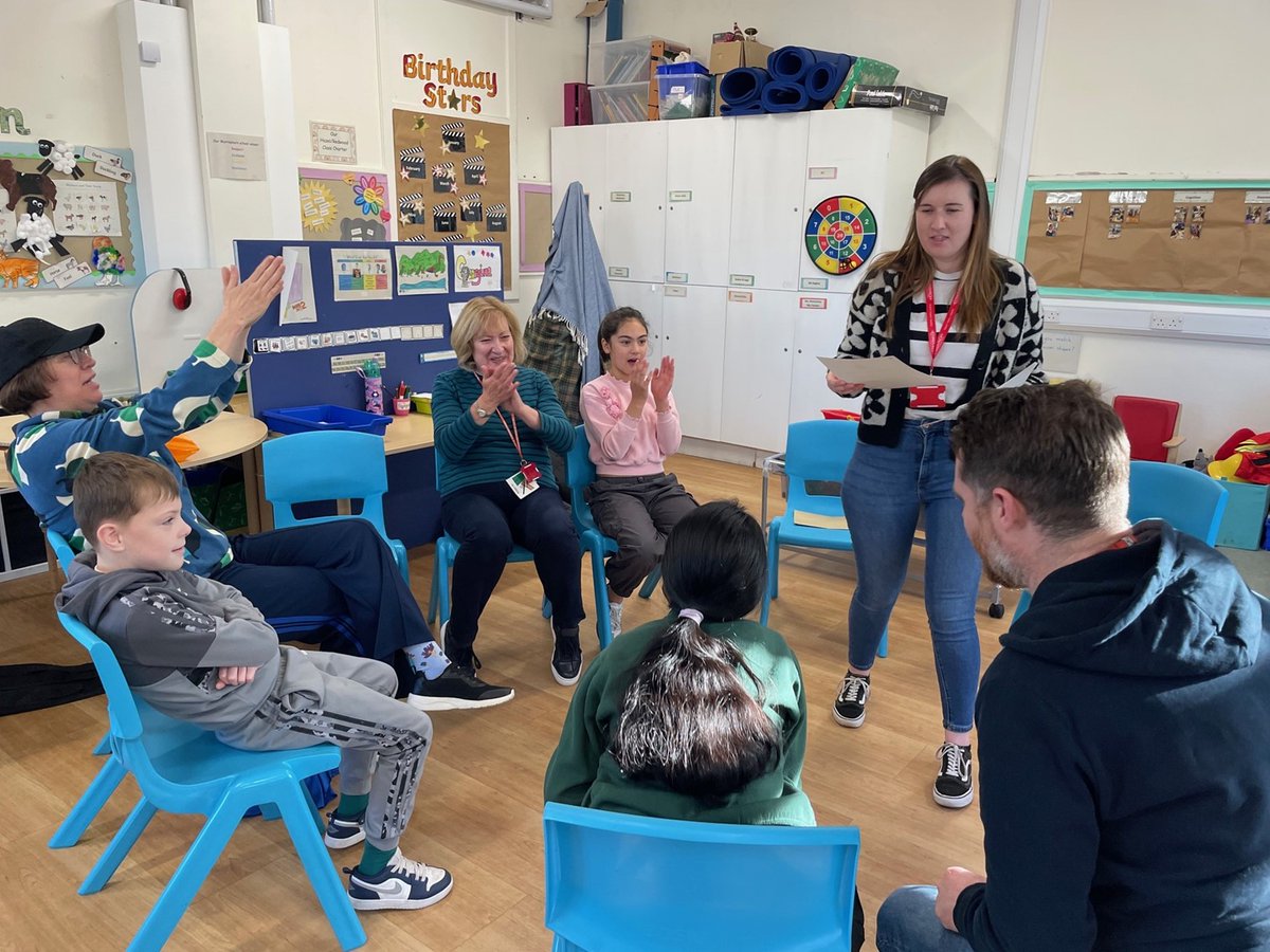 YMIEdinburgh's tweet image. Our YMI tutors Julia &amp;amp; Kimberley had a fantastic time presenting @MurrayburnP ESB learners with their @TrinityC_L @ArtsAward certificates! Huge well done to Class Hazel for their amazing achievements in music! #YMIEdinburgh 🎶