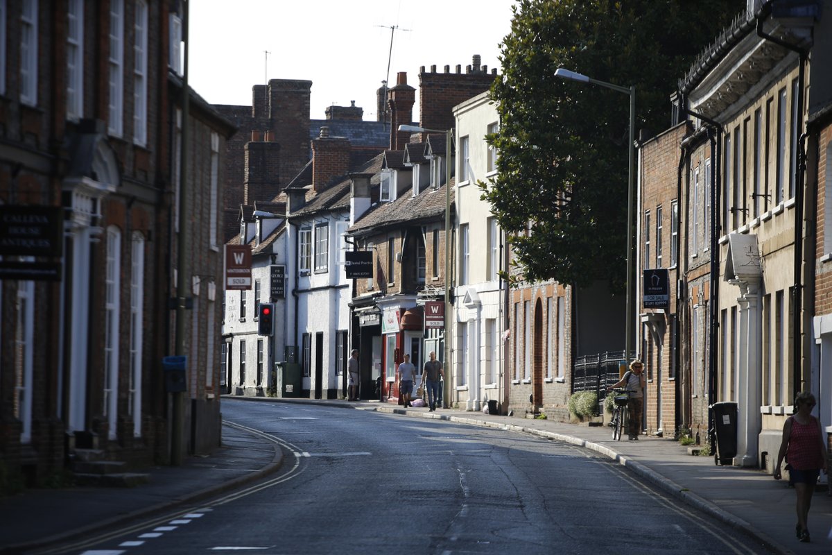 VisitSEEngland's tweet image. Are you a Midsomer Murders fan? #DYK that one of the most notable filming spots in #SouthOxfordshire is the village of  @Wallingfordtc. This quaint market town, with its medieval bridge &amp;amp; historic buildings, has been a recurring location in the popular TV series.

#filmlocations
