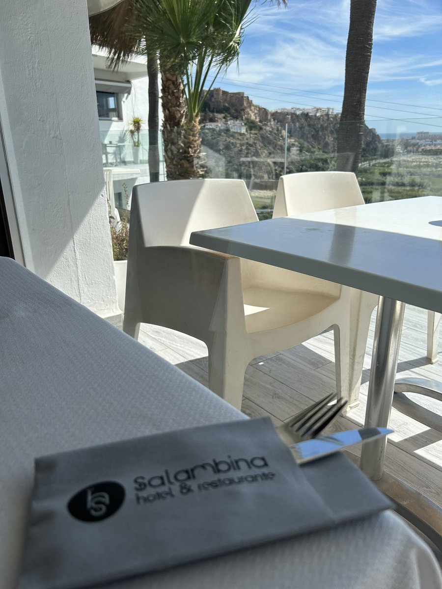 Reponiendo fuerzas en Restaurante Salambina con vistas al castillo y al mar #ViveSalobreña