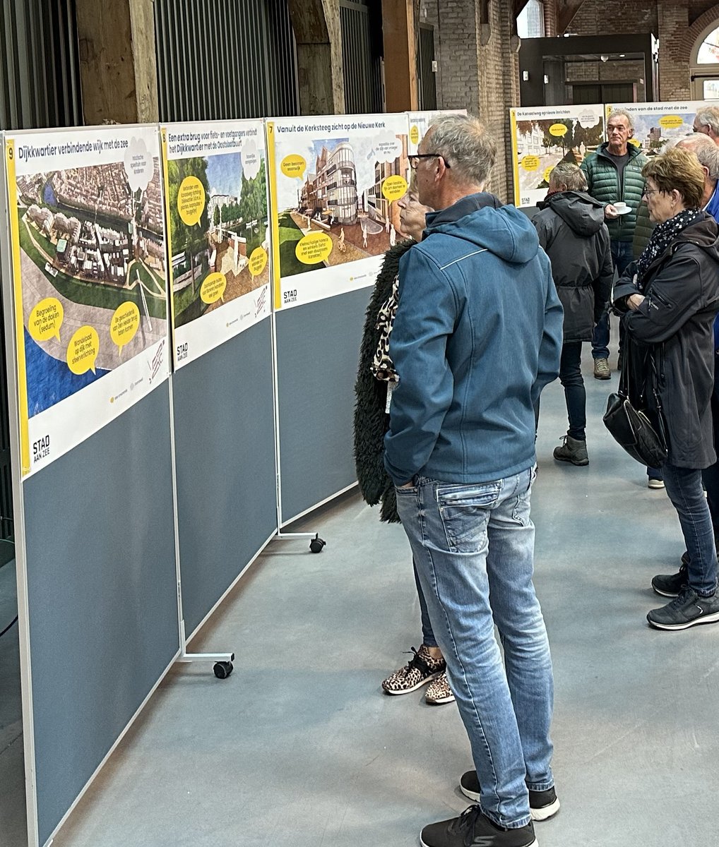 Gem_DenHelder's tweet photo. Meer dan 150 bezoekers kwamen afgelopen woensdag naar ons stadhuis voor een inloopbijeenkomst over het Dijkkwartier. De geïnteresseerden werden bijgepraat en konden vragen stellen over de voortgang van het project. Kijk hier voor een animatie: https://t.co/znrBDzjINO #denhelder https://t.co/2KrMNL1w1d