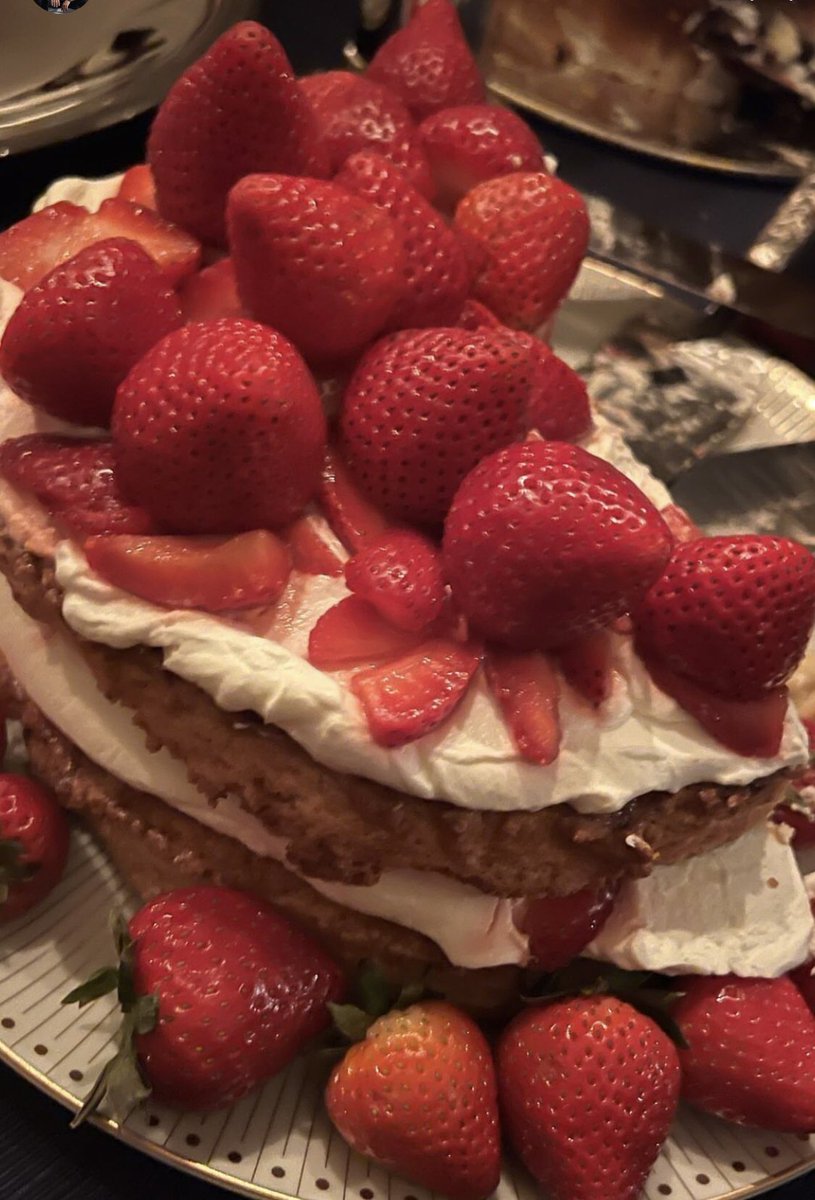 Choux + Chantilly Cream and all the strawberries 😋

#Friday