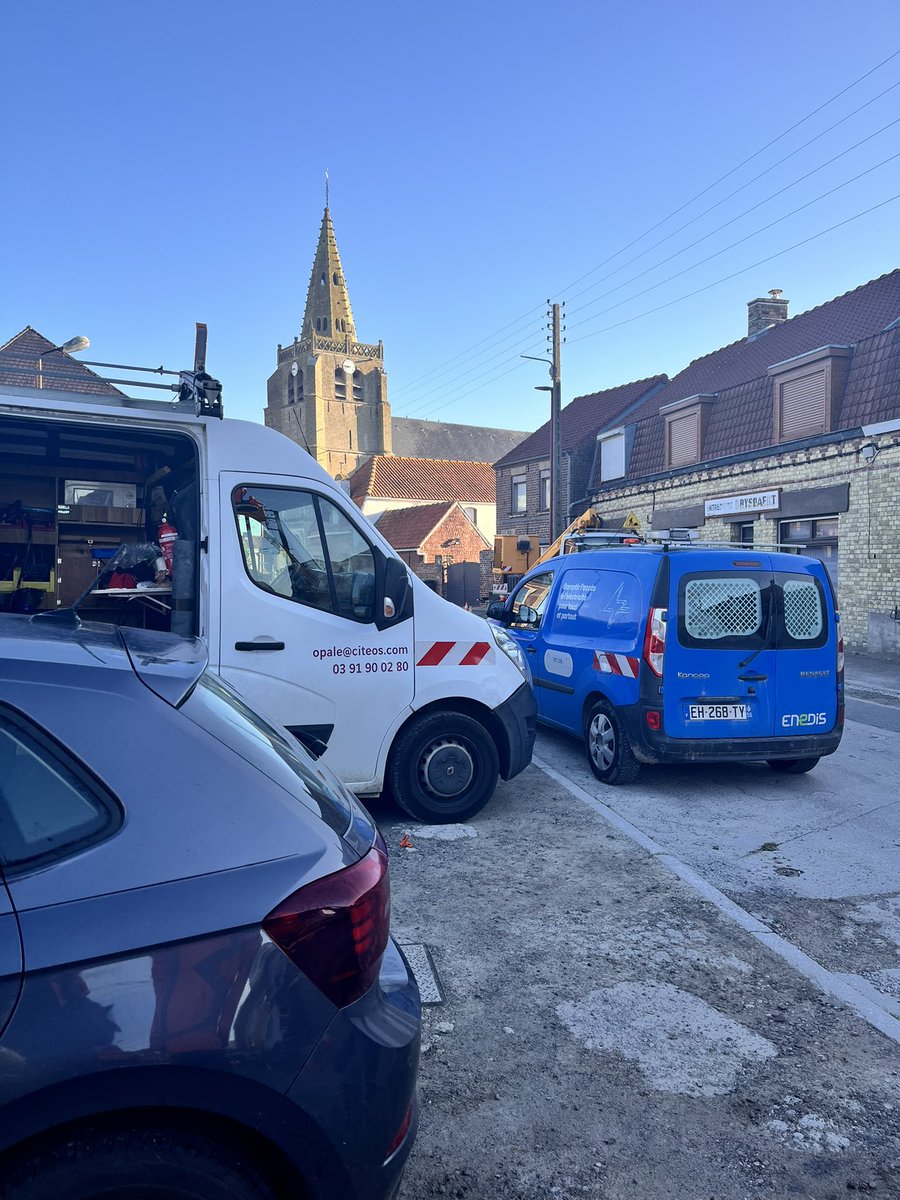 EnergieFlandre's tweet photo. En direct - fin du chantier à #Looberghe
▶️ basculements puis démontage de l’ancien réseau
✅ résorption des fils nus et rénovation de l’éclairage public
✅ un chantier @EnergieFlandre réalisé par le groupement @CiteosOfficial #FlashEnergies #Stps avec le soutien @enedis_npdc https://t.co/IDmmxQfc7E