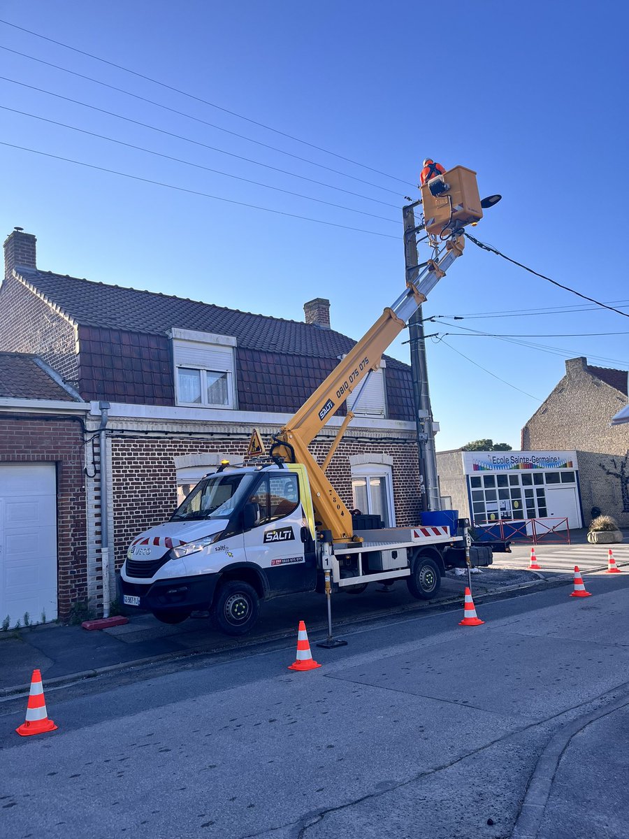 EnergieFlandre's tweet photo. En direct - fin du chantier à #Looberghe
▶️ basculements puis démontage de l’ancien réseau
✅ résorption des fils nus et rénovation de l’éclairage public
✅ un chantier @EnergieFlandre réalisé par le groupement @CiteosOfficial #FlashEnergies #Stps avec le soutien @enedis_npdc https://t.co/IDmmxQfc7E