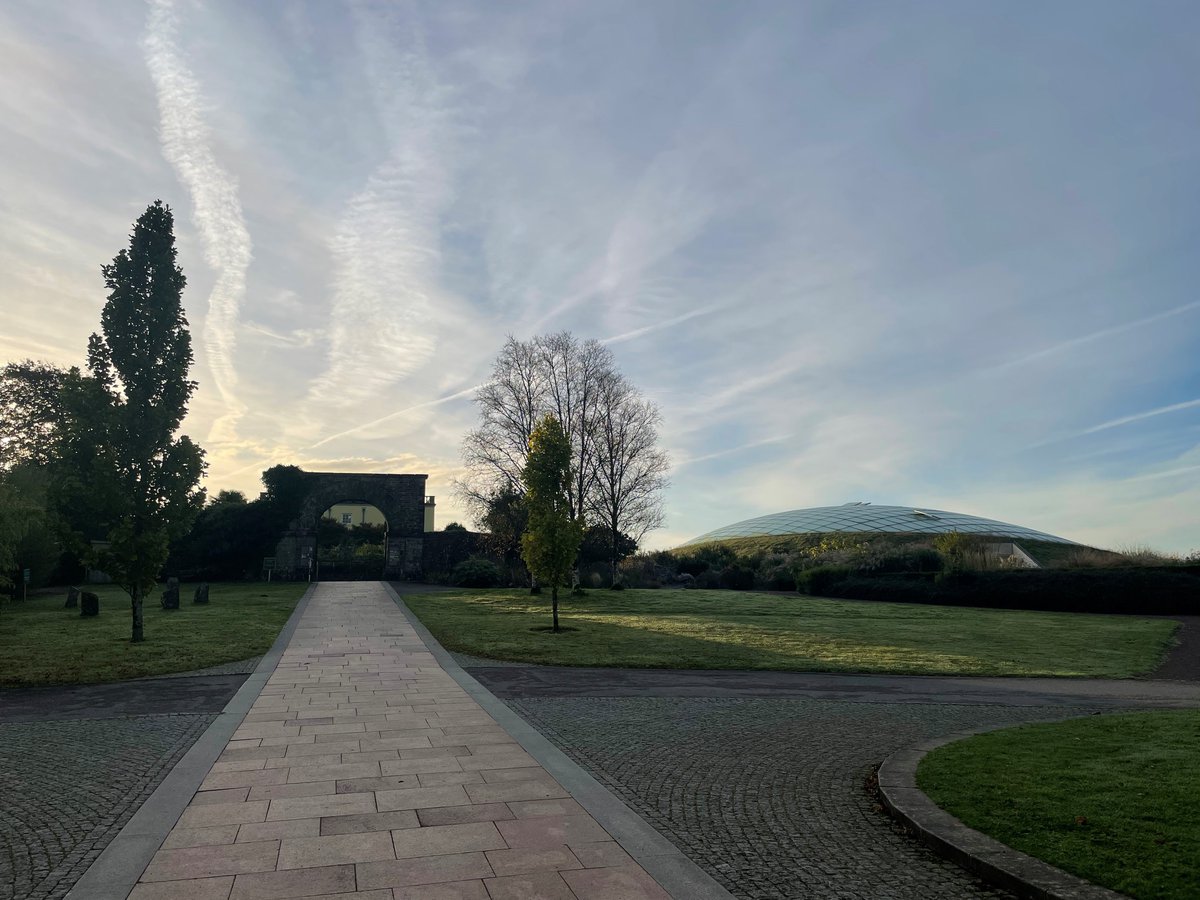 It's a beautiful morning here at the Botanic Garden.

Come and explore!

🍂

Mae'n fore hyfryd yma yn yr Ardd Fotaneg.

Dewch i archwilio!

#GarddCymru #GardenofWales #Hydref #Autumn #Archwilio #Explore