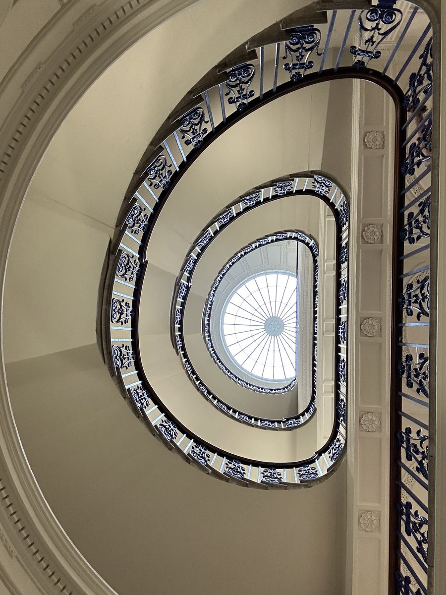 katieparker18th's tweet image. Amazing day yesterday touring the @UCLgeography Map Room (thanks James Cheshire!), seeing #MonetandLondon up the spellbinding stairs of @TheCourtauld, &amp;amp; teaching civic architecture @SomersetHouse &amp;amp; Trafalgar Square. #amteaching
