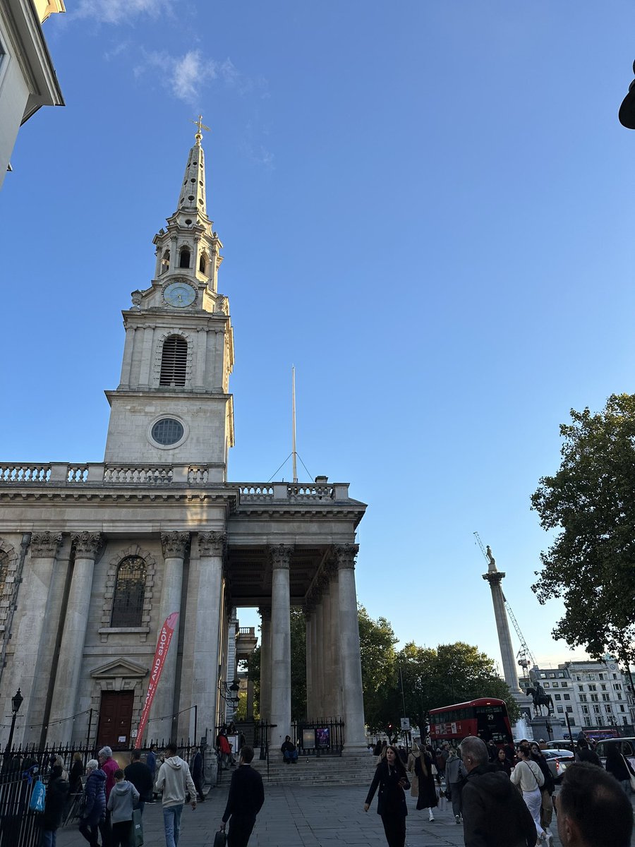katieparker18th's tweet image. Amazing day yesterday touring the @UCLgeography Map Room (thanks James Cheshire!), seeing #MonetandLondon up the spellbinding stairs of @TheCourtauld, &amp;amp; teaching civic architecture @SomersetHouse &amp;amp; Trafalgar Square. #amteaching