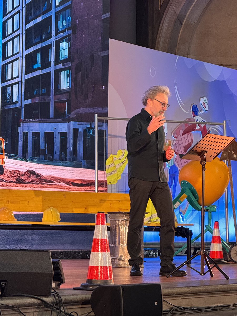 Sono Enea. Ho Anchise sulle spalle e Ascanio per mano. Sto scappando dalla guerra. Sono il primo profugo….Inizia #FNEC24