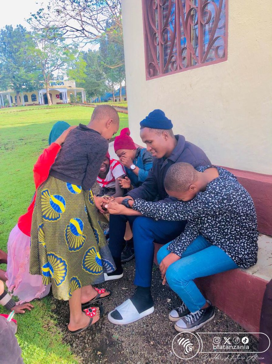 bfatanzania's tweet photo. Furahi Day 
Ni wakati mzuri sana kwa watoto kufurahi na kucheza pamoja na mwalimu wao. 

Hii ni njia nzuri ya kuimarisha uhusiano wao na kuongeza upendo kati yao. Kucheza pamoja husaidia kuondoa msongo wa mawazo na kuwafanya wajisikie vizuri. 
#bfatz https://t.co/MQqMuJDxxP