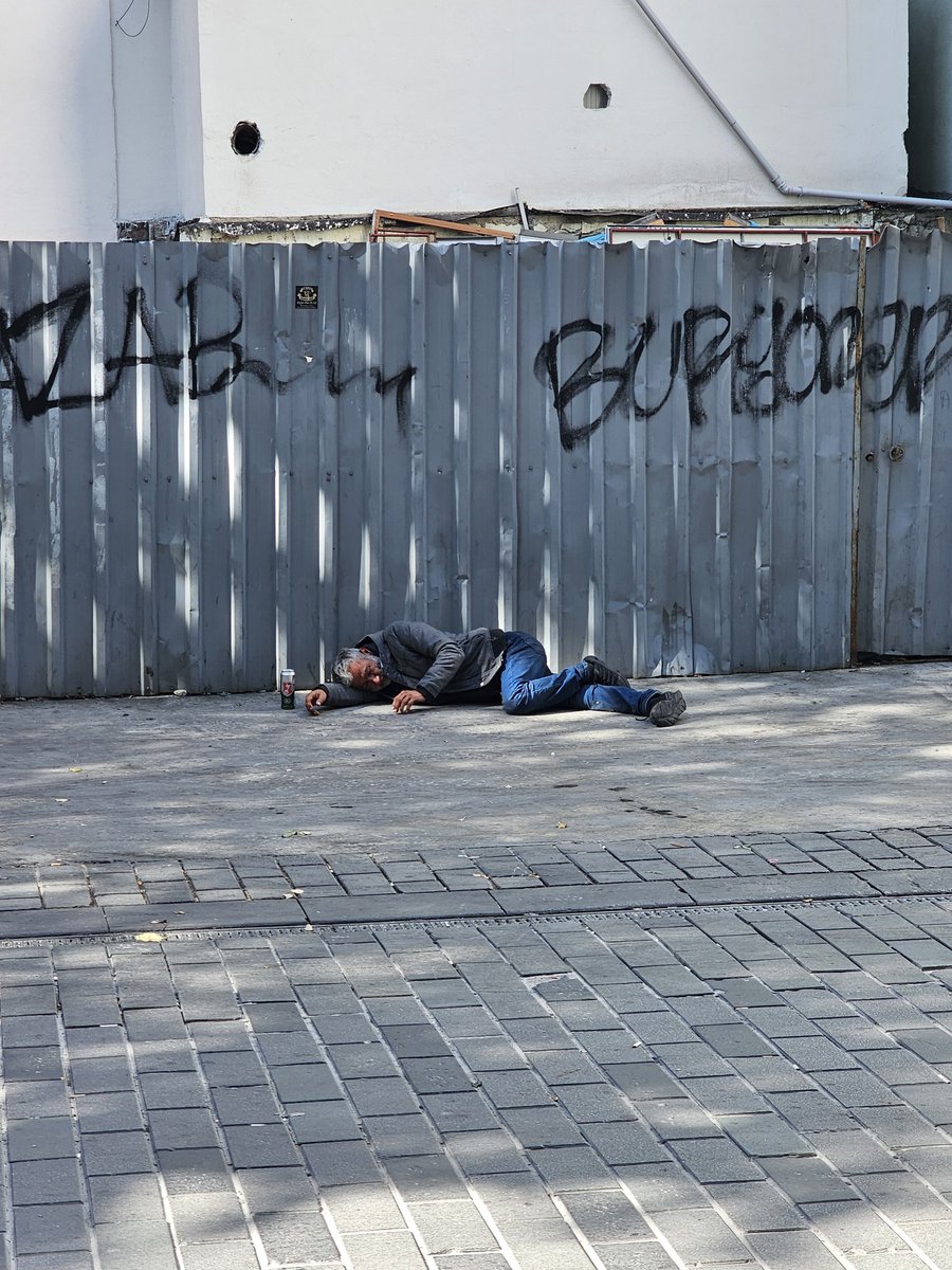 GomesSercio's tweet photo. Talimhanenin icinde bukadar rahatsiz edici turistik bolgede ve ozel guvenligin bulundugu 24 saat olan yerde bu nasil olur hayret verici bisey
@BeyogluBld @ozibbbeyazmasa @inanguney @IBBcozummerkezi https://t.co/2FPRFxntiz