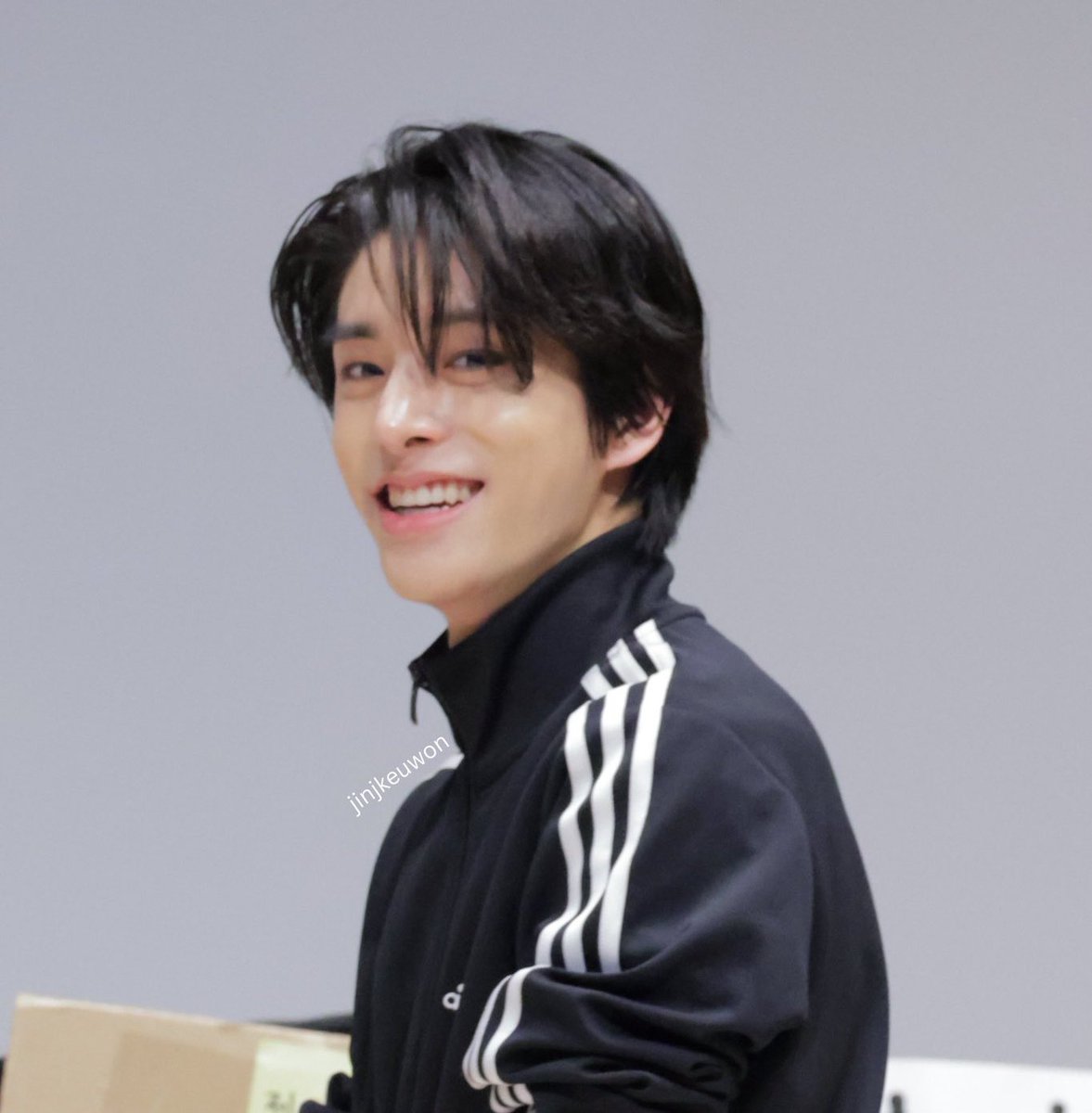 เหมาะควรแก่การชื่อพี่ฉลาม สุดหล่อประจำวิทย์กี